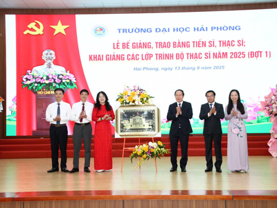 Tự Hào Quà Tặng Hải Phòng: Tranh Đồng Nhà Hát Lớn Góp Mặt Trong Sự Kiện Trang Trọng Của Trường Đại Học Hải Phòng